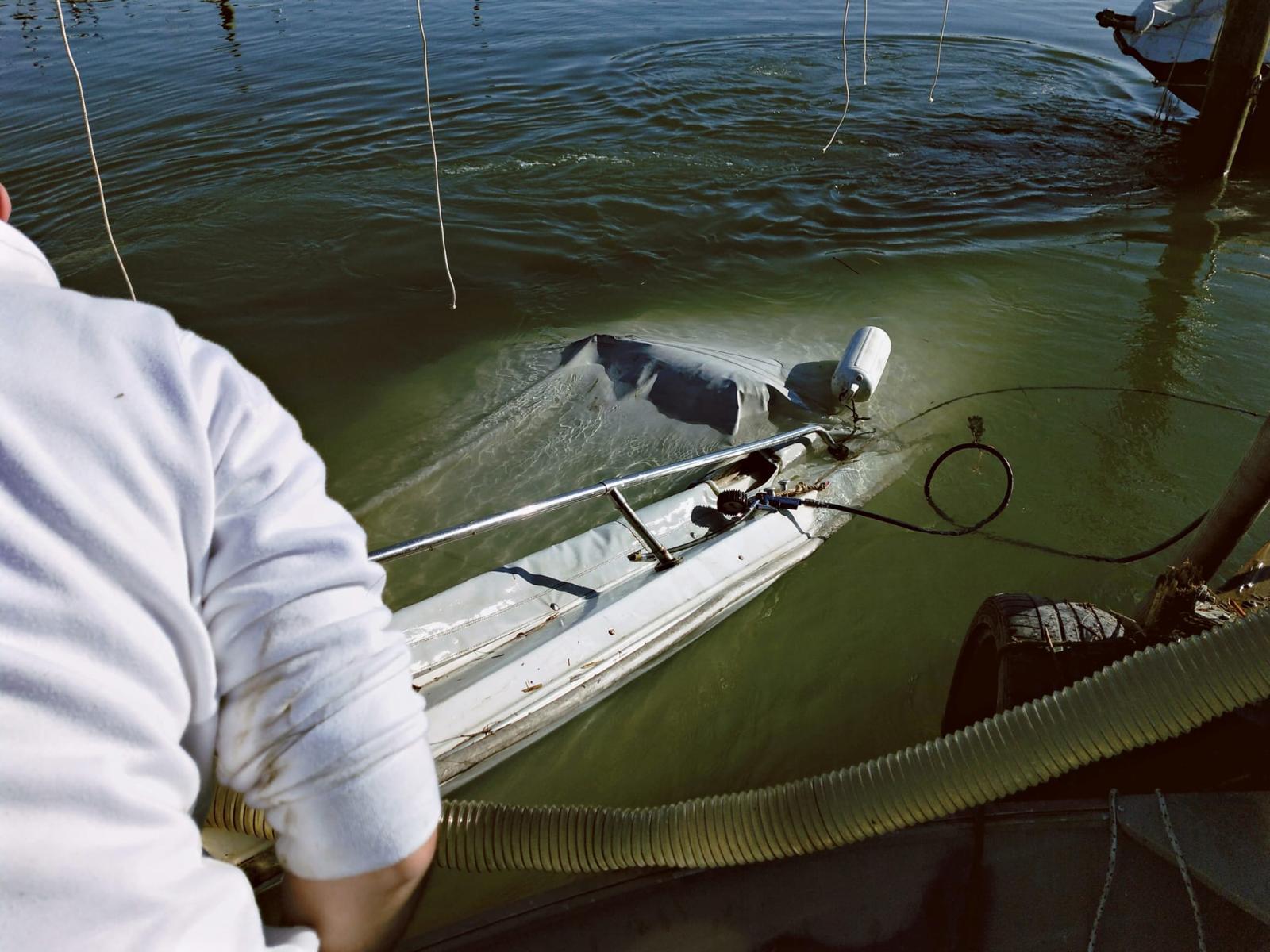 Immagine per Il maltempo affonda una barca nel fiume Terzo ad Aquileia, volontari al lavoro per recuperarla
